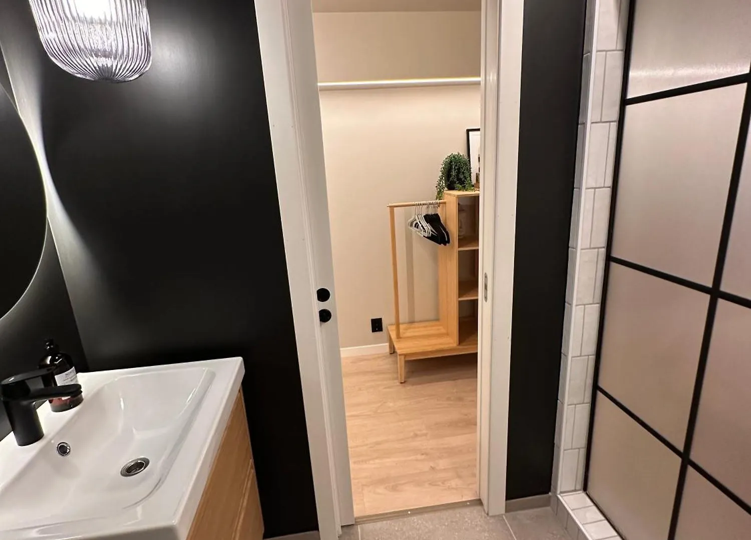 Newly Renovated Rom Bergen Fana 아파트